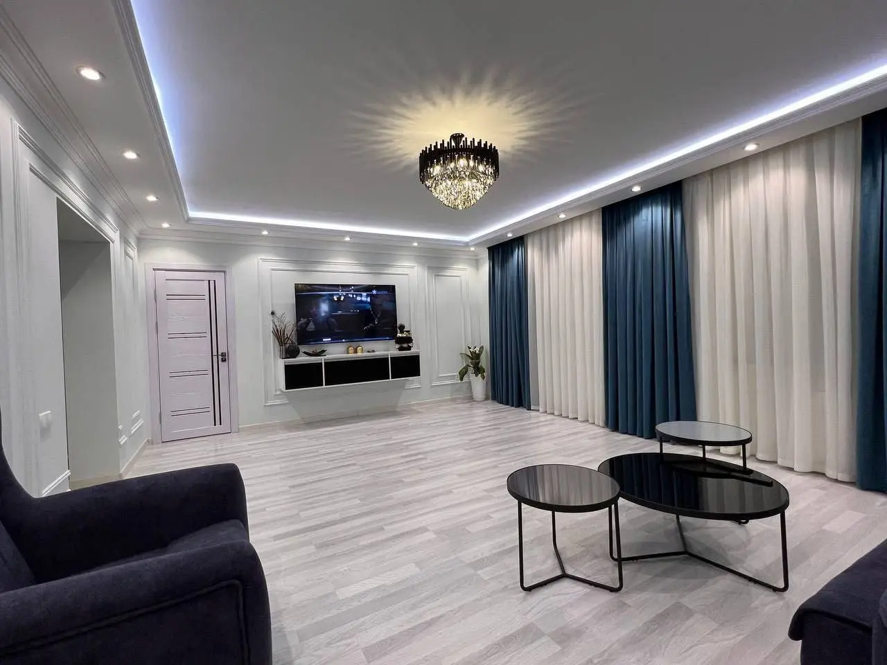LAMINATE FLOORING