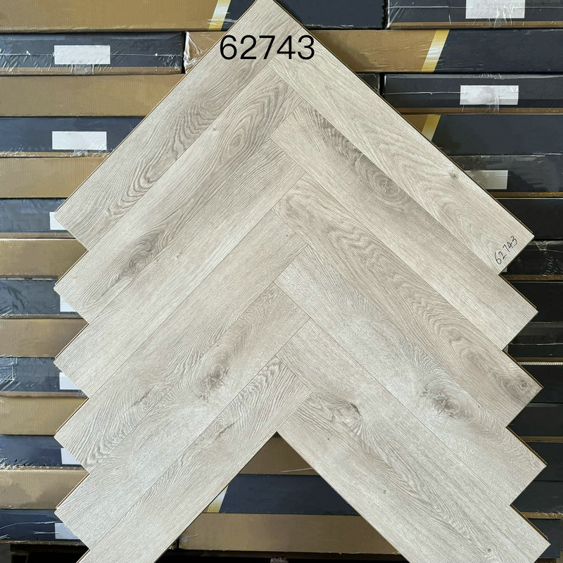 Suelo laminado en espiga de 12 mm con dimensiones de 606 x 101 mm Suelo laminado en espiga de 12 mm con dimensiones de 606 x 101 mm