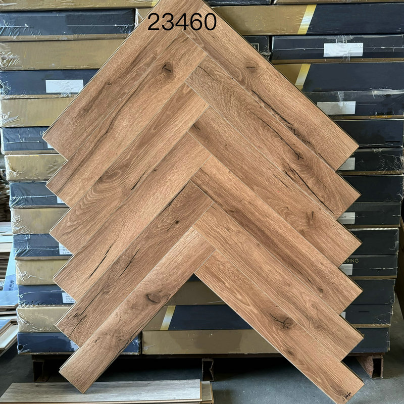 Suelo laminado en espiga de 12 mm con dimensiones de 606 x 101 mm Suelo laminado en espiga de 12 mm con dimensiones de 606 x 101 mm