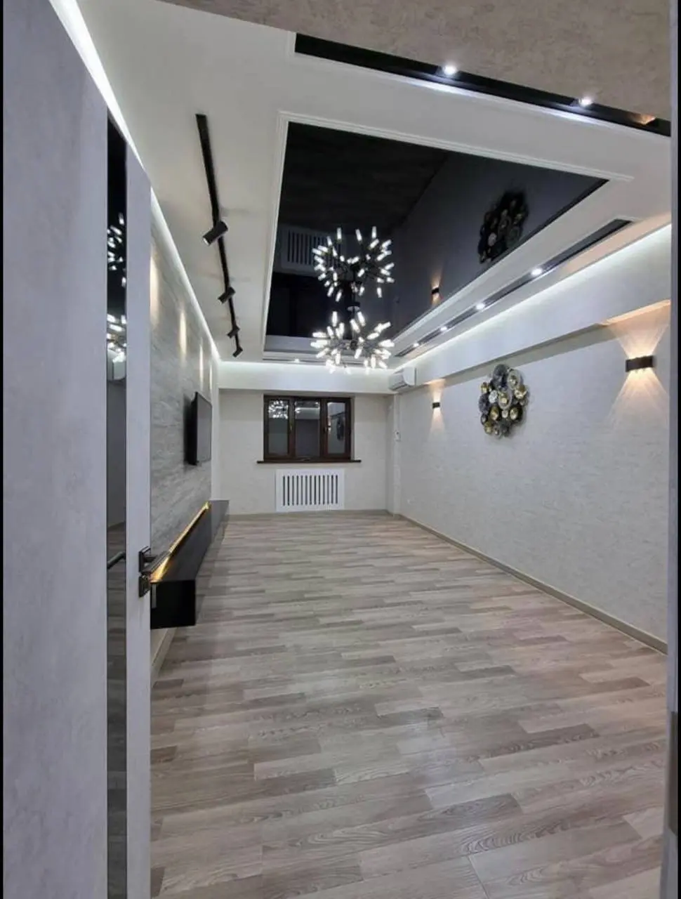 LAMINATE FLOORING