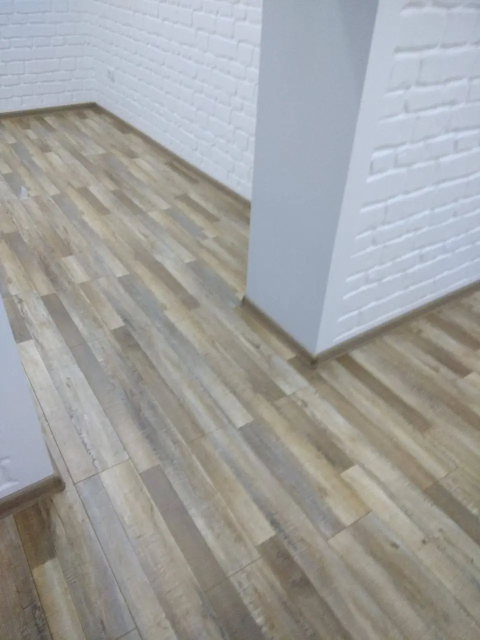 LAMINATE FLOORING